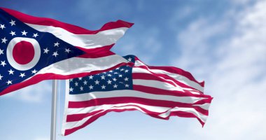 Ohio eyalet bayrağı açık bir günde ulusal Amerikan bayrağıyla dalgalanacak. 3 boyutlu illüstrasyon. Dalgalı tekstil. Seçici odak
