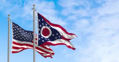 Ohio eyalet bayrağı açık bir günde ulusal Amerikan bayrağıyla dalgalanacak. Kusursuz 3 boyutlu animasyon. Yavaş çekim döngüsü. Seçici odaklanma. Sinema 4k