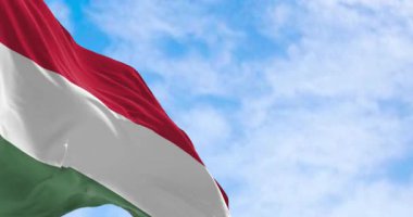 Açık bir günde Macaristan ulusal bayrağının rüzgarda dalgalandığı yakın çekim. Yatay çizgili kırmızı, beyaz ve yeşil bayrak. 3D illüstrasyon canlandırıcı. Çırpınan kumaş