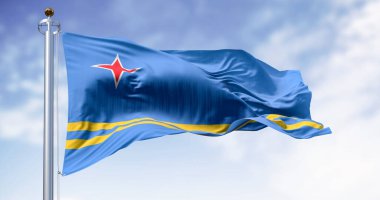 Mavi gökyüzünün altında bayrak direğinde dalgalanan Aruba ulusal bayrağı. Karayip adasında gurur, kimlik, turizm ve özgürlük kavramı