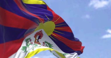 Tibet bayrağı kar aslanları ve yükselen güneşle gökyüzünün altında dalgalanıyor. Özgürlük, kimlik, kültür, direniş ve bağımsızlık kavramı. Yavaş çekim döngüsü