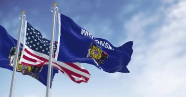 Wisconsin ve Amerikan bayrakları mavi gökyüzünün altında dalgalanıyor. Vatanseverlik, devlet kimliği, gurur ve birlik kavramı.