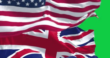 Birleşik Devletler ve Birleşik Krallık 'ın ulusal bayrağı yeşil arka planda yalıtılmış bir şekilde rüzgarda dalgalanıyor. Kusursuz 3D canlandırma animasyonu. Krom anahtar. Yavaş çekim döngüsü. Yeşil ekran. 4 bin. Seçici odak