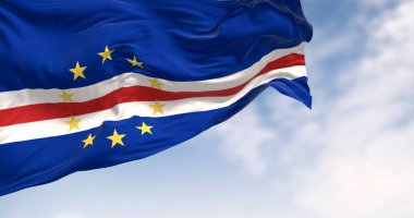 Cape Verde ulusal bayrağı açık havada dalgalanır. Ana adaları temsil eden mavi, beyaz ve kırmızı şeritli on sarı yıldız. 3D illüstrasyon canlandırıcı. Dalgalı kumaş. Seçici odak