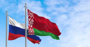 Rusya ve Belarus 'un ulusal bayrakları açık bir günde dalgalanıyor. Kusursuz 3 boyutlu animasyon. Yavaş çekim döngüsü. Seçici odak