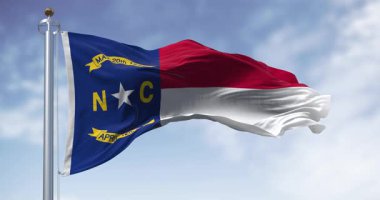 Kuzey Carolina bayrağı dalgalanıyor. Kuzey Carolina, ABD 'nin güneydoğu bölgesinde bulunan bir eyalettir. Dalgalı kumaş. Kusursuz 3 boyutlu animasyon. Yavaş çekim döngüsü. Seçici odak
