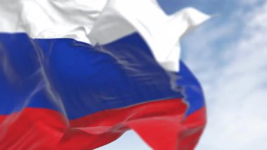 Açık bir günde Rusya bayrağının rüzgarda dalgalanması. Beyaz, mavi ve kırmızı yatay çizgiler. Rusya Federasyonu bayrağı. Kusursuz 3 boyutlu animasyon. Yavaş çekim döngüsü. Seçici odak