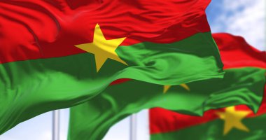 Rüzgarda dalgalanan çoklu Burkina Faso bayrakları canlı yeşil, kırmızı ve sarı bir yıldız. Birliğin, özgürlüğün ve ilerlemenin sembolü. 3D illüstrasyon canlandırıcı. Dalgalı kumaş.