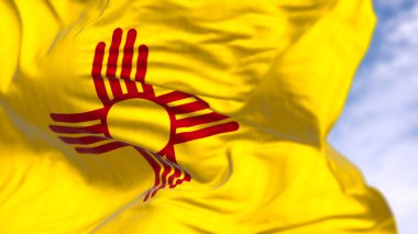 New Mexico bayrağı rüzgarda dalgalanıyor, altın bir arazide kırmızı Zia güneş sembolünü gösteriyor. Puebloan mirası ve ruhsal dengenin kutsal amblemi. 3D illüstrasyon canlandırıcı. Dalgalı kumaş.