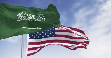 Suudi Arabistan ve Amerika Birleşik Devletleri bayraklarının 3D görüntüsü. Doğu ve Batı arasındaki uluslararası kimlik, vatanseverlik ve kültürel birliğin sembolü