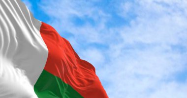 Madagaskar 'ın ulusal bayrağının rüzgarda dalgalanması gururu, bağımsızlığı ve Afrika kimliğini simgeliyor..