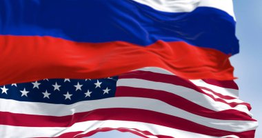 Rüzgarda dalgalanan Rus ve Amerikan bayraklarının 3 boyutlu yorumlanması, parlak bir günde diplomasiyi, kimliği ve uluslararası ilişkileri simgeliyor.