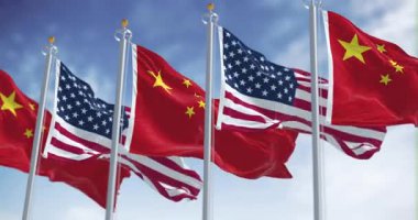 Rüzgarda sallanan Çin ve Amerikan bayrakları, açık bir gökyüzü altında diplomasiyi, vatanseverliği ve uluslararası ilişkileri simgeliyor. Kusursuz 3 boyutlu animasyon. Yavaş çekim döngüsü. Seçici odak