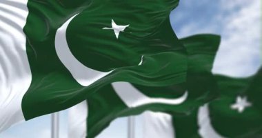 Hilal şeklinde ve beş köşeli yıldızlı Pakistan bayraklarının yakın çekimi, dalgalanan, gururu, İslam 'ı ve milli birliği simgeliyor. Kusursuz 3 boyutlu animasyon. Yavaş çekim döngüsü. Seçici odak