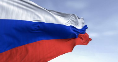 Rüzgarda dalgalanan Rus bayrağına yakın plan, beyaz, mavi ve kırmızı çizgiler, ulusal gurur, özgürlük ve kimliği sembolize ediyor. Gerçekçi 3B kumaş yapılandırması.
