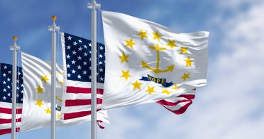 Rhode Island eyalet bayrağı Amerikan bayrağıyla dalgalanıyor. Merkezde 13 altın yıldızla çevrili altın çapa. 3D illüstrasyon canlandırıcı. Dalgalanan kumaş.