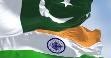 Pakistan ve Hindistan ulusal bayrakları açık bir günde dalgalanıyor. Kusursuz 3 boyutlu animasyon. Yavaş çekim döngüsü. Seçici odak