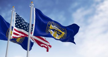 Nebraska eyaleti bayrağı açık bir günde Amerikan bayrağıyla dalgalanıyor. Ortasında Nebraska 'nın büyük bir devlet mührü olan koyu mavi. 3D illüstrasyon canlandırıcı. Dalgalanan kumaş. ABD bayrağı