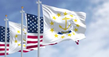 Rhode Island eyalet bayrağı Amerikan bayrağıyla dalgalanıyor. Merkezde 13 altın yıldızla çevrili altın çapa. Kusursuz 3 boyutlu animasyon. Yavaş çekim döngüsü. Seçici odak