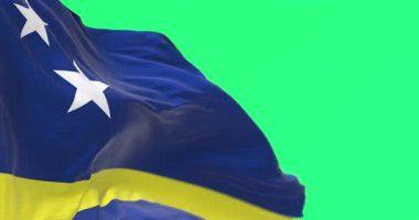 Rüzgarda dalgalanan Curacao bayrağı iki beyaz yıldız ve yeşil arka planda izole edilmiş sarı bir şerit. Kusursuz 3D canlandırma animasyonu. Krom anahtar. Yavaş çekim döngüsü. Yeşil ekran. 4 bin. Seçici odak