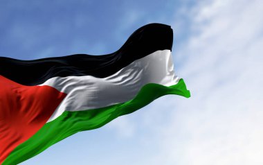Filistin ulusal bayrağı açık bir günde dalgalanıyor. Solunda kırmızı üçgen olan üç siyah, beyaz, yeşil şerit. 3D illüstrasyon canlandırıcı. Seçici odaklanma. Yakın plan. Dalgalanan kumaş. Seçici odak
