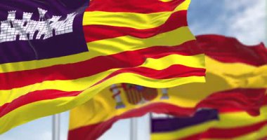 Ulusal İspanyol bayrağıyla dalgalanan Balear Adaları bayrakları. Sarı çizgide dört kırmızı çizgi, mor kantonda beyaz kale. Kusursuz 3 boyutlu animasyon. Yavaş çekim döngüsü. Seçici odak