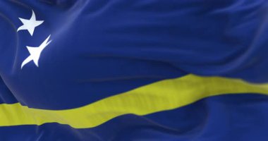 Rüzgarda dalgalanan Curacao bayrakları. Hollanda Krallığı içindeki ada ve kurucu ülke. Kusursuz 3 boyutlu animasyon. Yavaş çekim döngüsü. Seçici odak