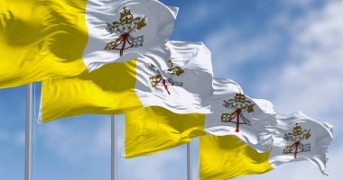 Vatikan 'ın bayrakları açık bir günde rüzgarda sallanıyor. Altın ve beyazın dikey iki rengi ve beyaz arması beyaz kısma odaklı. 3D illüstrasyon canlandırıcı. Çırpınan kumaş