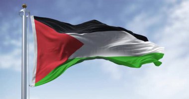 Filistin ulusal bayrağı açık bir günde dalgalanıyor. Solunda kırmızı üçgen olan üç siyah, beyaz, yeşil şerit. Kusursuz 3 boyutlu animasyon. Yavaş çekim döngüsü. Seçici odak