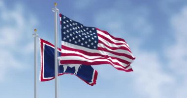 Wyoming eyalet bayrağı ve Amerikan bayrağı açık bir günde birlikte dalgalanıyor. Bagajında devlet mührü olan bir Amerikan bizonunun silueti. Kusursuz 3 boyutlu animasyon. Yavaş çekim döngüsü. Seçici odak