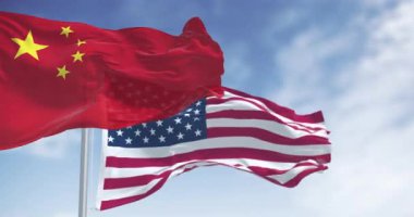 Üç boyutlu Çin ve Amerikan bayrakları rüzgarda yan yana sallanıyor. Kusursuz 3 boyutlu animasyon. Yavaş çekim döngüsü. Seçici odak
