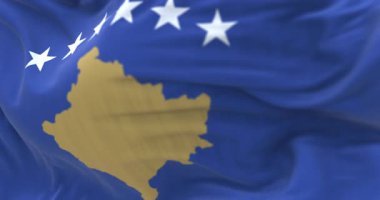 Kosova ulusal bayrağının rüzgarda dalgalanmasına yakın çekim. Mavi bir alanda Kosova 'nın altın haritasının üzerinde altı beyaz yıldız. Kusursuz 3 boyutlu animasyon. Yavaş çekim döngüsü. Seçici odak