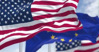 Amerika Birleşik Devletleri ve Avrupa Birliği 'nin bayrakları açık bir günde rüzgarda sallanıyor. Kusursuz 3 boyutlu animasyon. Yavaş çekim döngüsü. Seçici odak