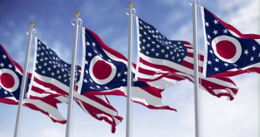 Ohio eyalet bayrağı açık bir günde ulusal Amerikan bayrağıyla dalgalanacak. 3 boyutlu illüstrasyon. Dalgalı tekstil. Seçici odak