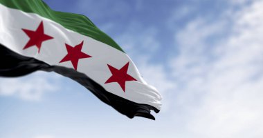 Açık bir günde Suriye ulusal bayrağı dalgalanıyor. Yatay üç renkli yeşil, beyaz, siyah, üç kırmızı beş köşeli yıldız. 3D illüstrasyon canlandırıcı. Seçici odak