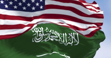 Suudi Arabistan ve Amerika Birleşik Devletleri bayraklarının 3D görüntüsü. Doğu ve Batı arasındaki uluslararası kimlik, vatanseverlik ve kültürel birliğin sembolü