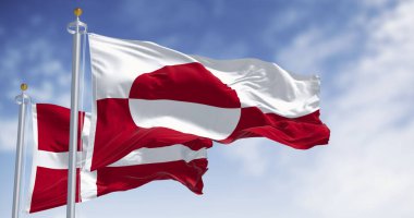 Grönland ve Danimarka 'nın bayrakları açık bir günde rüzgarda sallanıyor. Grönland dünyanın en büyük adasıdır. 3D illüstrasyon canlandırıcı. Dalgalı kumaş