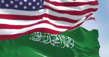 Suudi Arabistan ve Amerika Birleşik Devletleri bayraklarının 3D görüntüsü. Doğu ve Batı arasındaki uluslararası kimlik, vatanseverlik ve kültürel birliğin sembolü. Kusursuz 3 boyutlu animasyon. Yavaş çekim döngüsü. Seçici odak