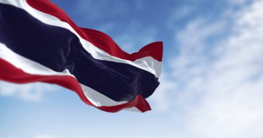 Açık bir günde Tayland bayrağı dalgalanır. Beş yatay çizgi, kırmızı-beyaz-mavi-beyaz-kırmızı. 3D illüstrasyon canlandırıcı. Seçici odaklanma. Yakın plan. Desenli kumaş arkaplanı