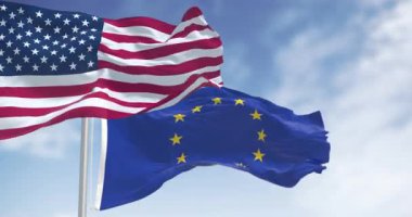 Amerika Birleşik Devletleri ve Avrupa Birliği 'nin bayrakları açık bir günde rüzgarda sallanıyor. Kusursuz 3 boyutlu animasyon. Yavaş çekim döngüsü. Seçici odak