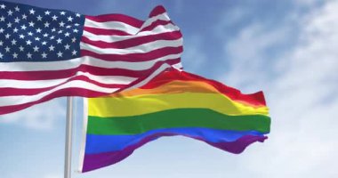Amerikan ve LGBTQ + Gurur bayrakları berrak bir gökyüzüne karşı birlikte dalgalanıyor. Birleşik Devletler 'de eşitlik, çeşitlilik ve sivil haklar. Kusursuz 3 boyutlu animasyon. Yavaş çekim döngüsü. Seçici odak