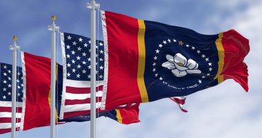 Mississippi eyaletinin yeni In God We Trust veya Magnolia bayrağı Amerikan bayrağıyla dalgalanıyor. Güney Amerika 'da birlik, ilerleme ve vatanseverlik kavramı. 3B illüstrasyon.
