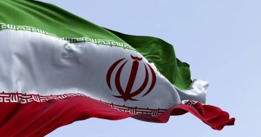 Ulusal amblem (Allah) ve çizgiler boyunca Kufic yazısıyla yazılmış Takbir 'in yer aldığı İran bayrağının ayrıntılı yakın çekimi. İran vatanseverliği ve siyaseti kavramı. 3B illüstrasyon.