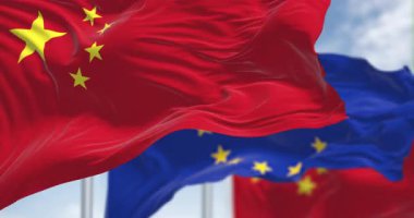 Arka planda Avrupa Birliği bayrağının dalgalandığı Çin bayrakları bulanıklaştı. Çin ile AB arasındaki siyaset, ticaret ve diplomasi. Kusursuz 3 boyutlu animasyon. Yavaş çekim döngüsü. Seçici odak
