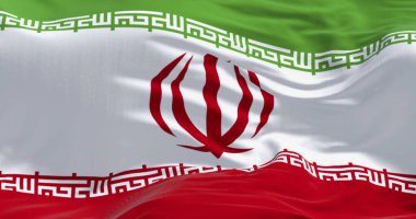 Rüzgarda dalgalanan kırmızı, beyaz ve yeşil renkli İran bayrağına yakın çekim Kufic yazıları ve İslami amblemlerle. Batı Asya 'da ulusal gurur, birlik ve kimliğin sembolü.