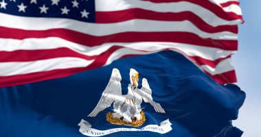 Louisiana eyalet bayrağı Amerikan bayrağının önünde dalgalanıyor. Devlet gururu, Amerikan vatanseverliği ve devlet ve federal hükümet arasındaki ilişki kavramı. Gerçekçi 3 boyutlu illüstrasyon.