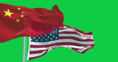 Üç boyutlu Çin ve Amerikan bayrakları rüzgarda yan yana sallanıyor. Yeşil arka planda izole edilmiş. Kusursuz 3D canlandırma animasyonu. Krom anahtar. Yavaş çekim döngüsü. Yeşil ekran. 4 bin. Seçici odak