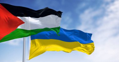 Filistin ve Ukrayna 'nın bayrakları birlikte sallanarak savaşın, çatışmanın ve egemenlik mücadelesinin ortak deneyimini sembolize ediyor. 3 Boyutlu resimleme