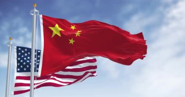 Çin ve Amerikan bayraklarının rüzgarda yan yana dalgalanması diplomasiyi, vatanseverliği ve uluslararası ilişkileri simgeliyor. Kusursuz 3 boyutlu animasyon. Yavaş çekim döngüsü