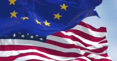 Amerika Birleşik Devletleri ve Avrupa Birliği 'nin bayrakları açık bir günde rüzgarda sallanıyor. Kusursuz 3 boyutlu animasyon. Yavaş çekim döngüsü. Seçici odak